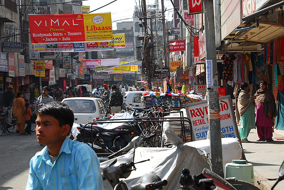Lots of shops and vendors in the streets around the Golden Temple