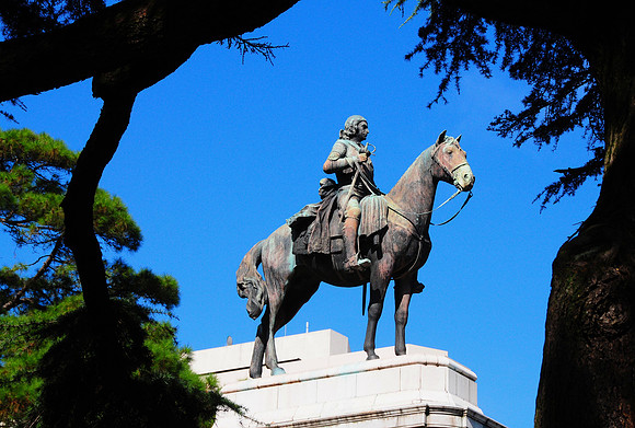 Zabala Square statue of former governor