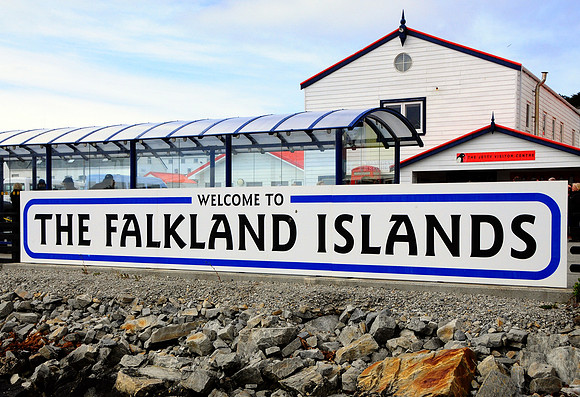 Welcome sign at pier