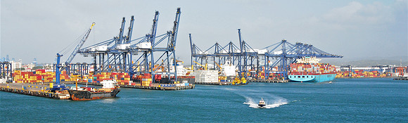 One of many Panamanian container ports