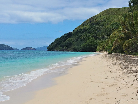 Beautiful beach on Dravuni island