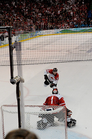 Sid the Kid scores the shootout winner vs. the Swiss